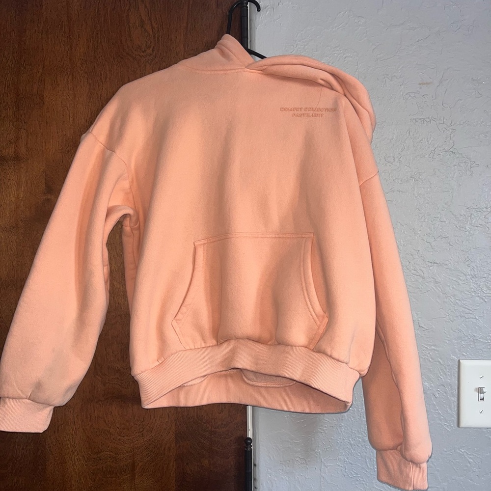 Comfrt Peach pastel youth xl Hoodie or women’s XS (staining)